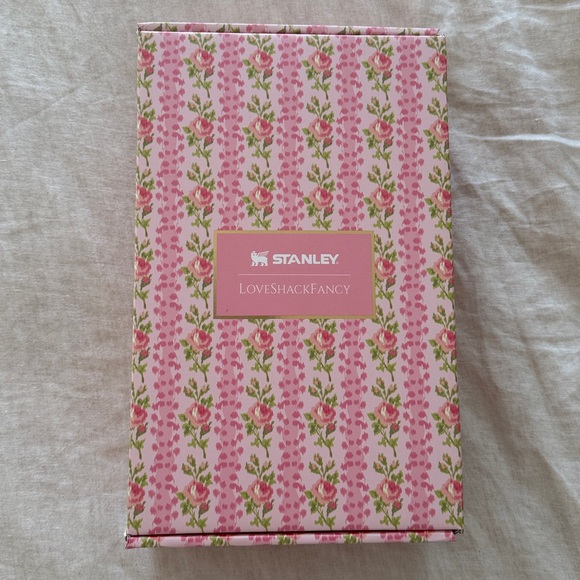 NWT Stanley x LoveShackFancy Blooming Heirloom Quencher H2.0 Tumbler 40 oz. - Picture 8 of 9